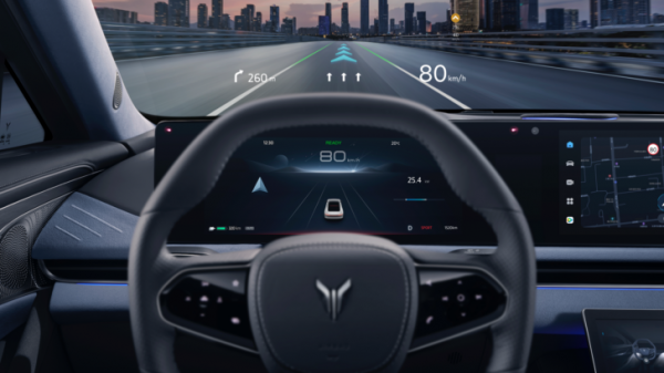 В России дебютировал роскошный электрический седан Voyah Passion. Известны цены